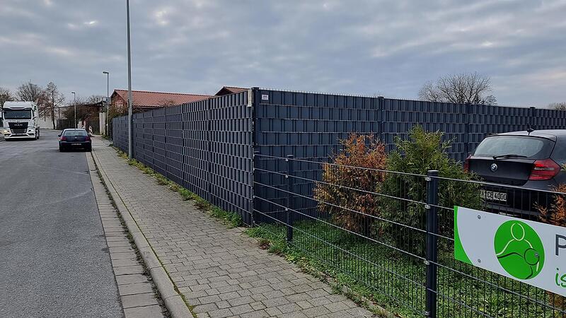 Auf einem leerstehenden Grundst&uuml;ck im Gewerbegebiet soll die Unterkunft entstehen.