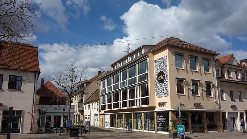 Das Mode- und Wäschehaus Eisert schließt im Sommer. Das Gebäude an der Hauptstraße 1 ist bereits verkauft. Das Mode- und Wäschehaus Eisert schließt im Sommer. Das Gebäude an der Hauptstraße 1 ist bereits verkauft.