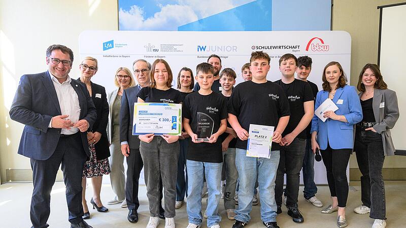 Bei der Auszeichnung beim Landeswettbewerb in M&uuml;nchen mit dem 2. Platz in Bayern die Sch&uuml;ler aus Eltmann mit (von links hintere Reihe) Staatssekret&auml;r Tobias Gotthardt, Sandra Stenger Jurorin Erika Hammel, Hans Peter G&ouml;rtler (LFA), die beiden Betre...