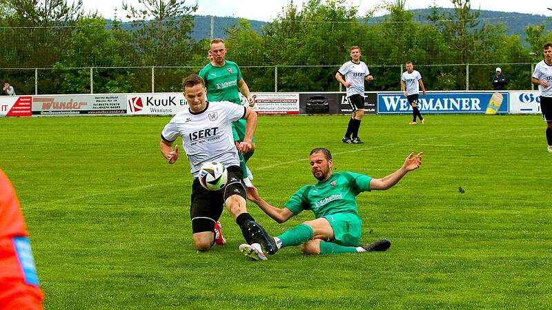 Die Baiersdorfer (grün) erzielten in Katschenreuth drei Treffer &minus; spielten aber dennoch nur unentschieden.Forchheim & Fränkische Schweiz