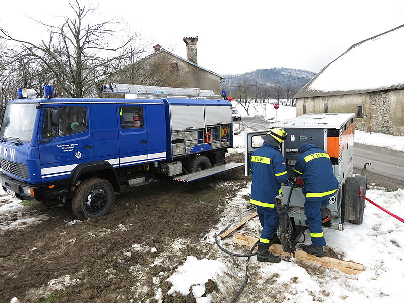 Februar 2014 – Die Fachgruppe Elektroversorgung wurde nach einem starken Einsregenereignis nach Slowenien entsendet und unterstütze dort über mehre Wochen die Notstromversorgung kritischer Infrastruktur.Überregionale Einsätze des THW Baiersdorf Februar 2014: Die Fachgruppe Elektroversorgung wurde nach einem starken Eisregenereignis nach Slowenien entsendet und unterstütze dort über mehrere Wochen die Notstromversorgung kritischer Infrastruktur.
