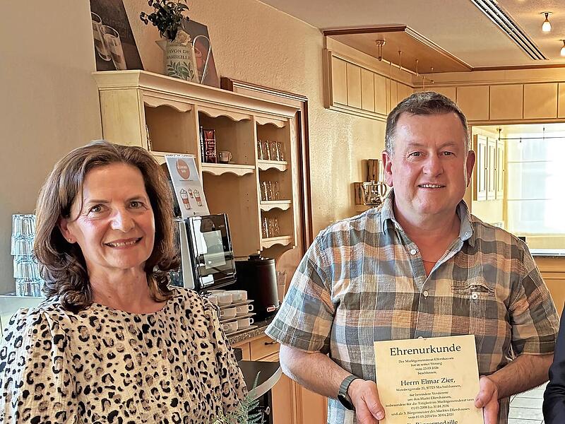 Elmar Zier mit Ehefrau Lydia wurde f&uuml;r 18 Jahre im Rat mit der B&uuml;rgermedaille geehrt.