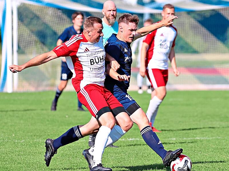 Daniel Schmitt vom SV Ebelsbach (rechts) und Marc Fischer (SG Eltmann) k&auml;mpfen um den Ball.Ralf Naumann