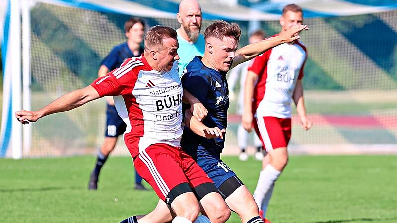 Daniel Schmitt vom SV Ebelsbach (rechts) und Marc Fischer (SG Eltmann) k&auml;mpfen um den Ball.Ralf Naumann
