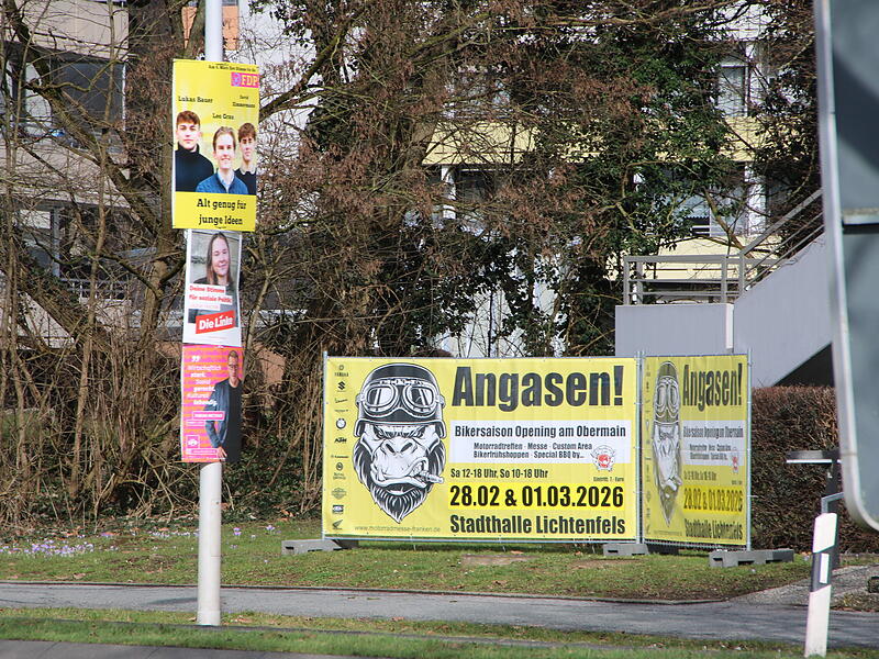 Plakate und Banner in CoburgLeipziger Allerlei by os Willkommen im Coburger Plakate- und Banner-Dschungel! Hier wird geworben für die FDP, die Linken und die SPD (am Laternenmast) sowie – mit Affe – für die Motorrad-Messe in Lichtenfels.
