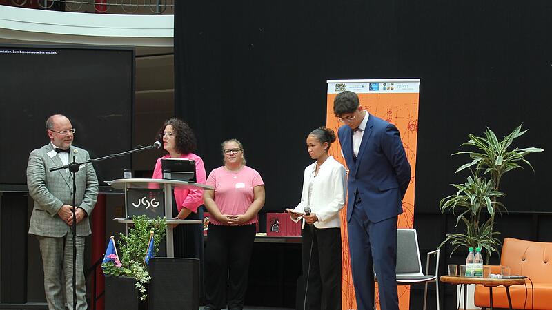 Frau Ltd. Regierungsschuldirektorin Doris Grimm bedankt sich bei allen Gästen, Mitwirkenden, Herrn OStD Arneth sowie den Moderatoren Zoe Herterich und Andreas Britt (Jack-Steinberger-Gymnasium).