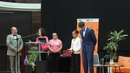 Frau Ltd. Regierungsschuldirektorin Doris Grimm bedankt sich bei allen Gästen, Mitwirkenden, Herrn OStD Arneth sowie den Moderatoren Zoe Herterich und Andreas Britt (Jack-Steinberger-Gymnasium).