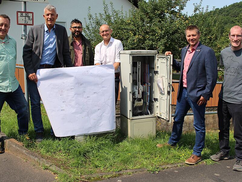 Startschuss für den Ausbau des Glasfaseranschlusses in Zeitlofs. Startschuss für den Ausbau des Glasfaseranschlusses in Zeitlofs: Stefan Dausacker (v.l.), Matthias Metz, Mazhar Akinti, Matthias Theisen, Matthias Hauke und Anton Rottenberger.