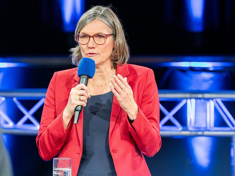 "Lohnverzicht schafft keine Arbeitsplätze", verteidigt IG-Metall-Chefin Christiane Benner die Forderung der Gewerkschaft nach höheren Löhnen trotz der Krise in der Autoindustrie. "Lohnverzicht schafft keine Arbeitsplätze", verteidigt IG-Metall-Chefin Christiane Benner die Forderung der Gewerkschaft nach höheren Löhnen trotz der Krise in der Autoindustrie.