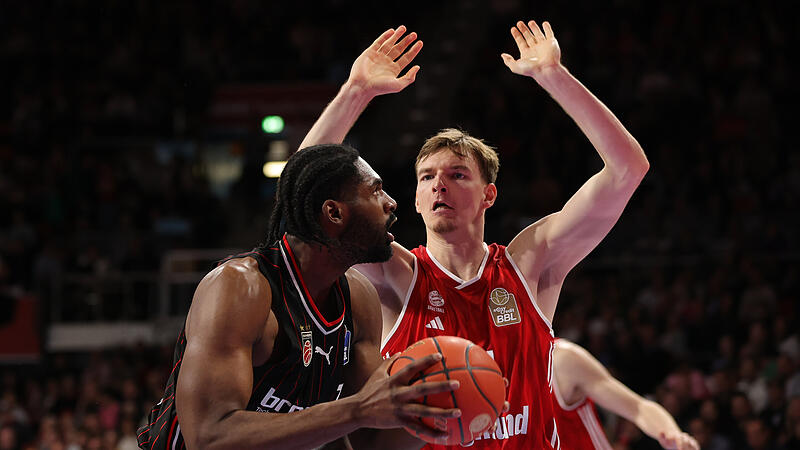 KeyShawn Feazell (mit Ball) im Duell mit Bayern-Neuzugang Justus Hollatz. Beide machten ein gutes Spiel.