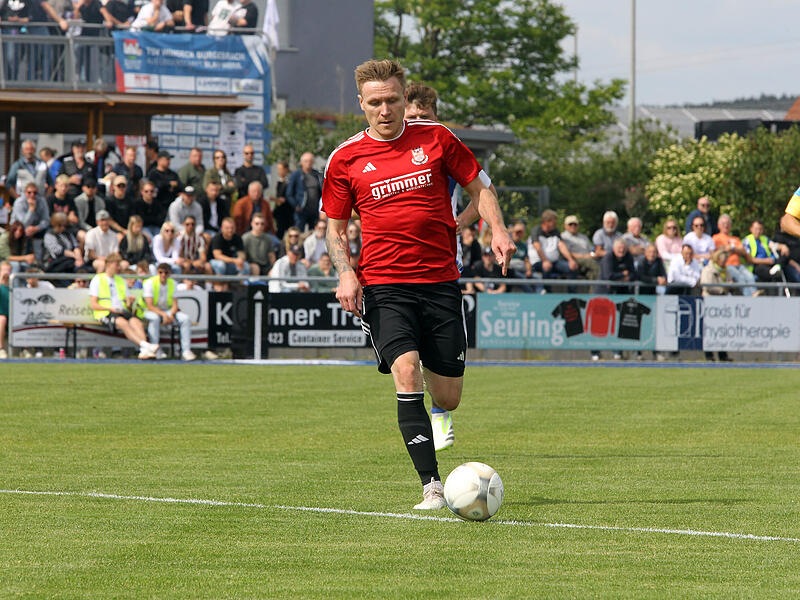 Stanislaw Nikiforow im entscheidenden Relegationsspiel gegen den TSV Burghaslach in Mai. Den Siegtreffer in der Nachspielzeit hat der Angreifer natürlich selbst erzielt.