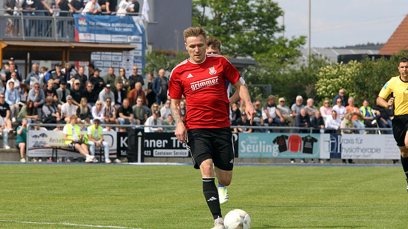 Stanislaw Nikiforow im entscheidenden Relegationsspiel gegen den TSV Burghaslach in Mai. Den Siegtreffer in der Nachspielzeit hat der Angreifer natürlich selbst erzielt.