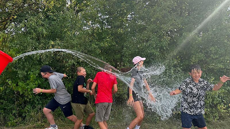 Eine Wasserschlacht war eine willkommene Abk&uuml;hlung an den hei&szlig;en Tagen.