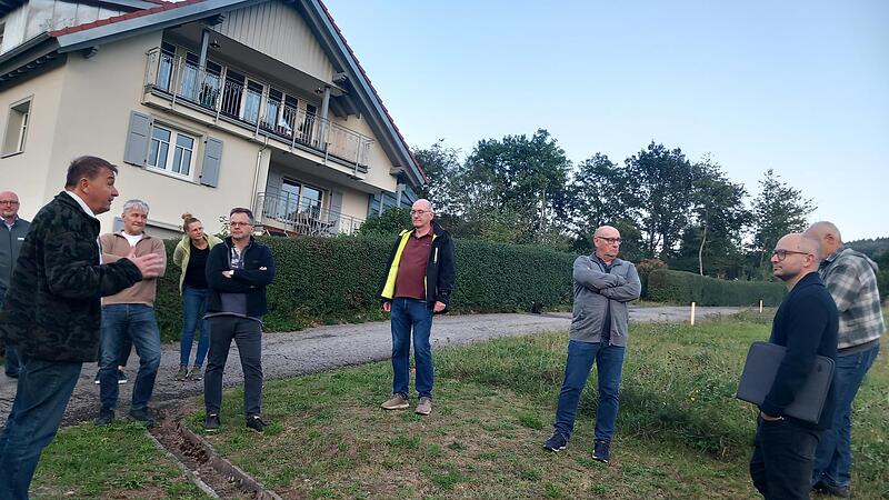 Die Gemeinderäte bei ihrem Ortstermin in der Mittelbachstraße, bei dem über die Verlegung der bestehenden Hauptwasserleitung beraten wurde.
