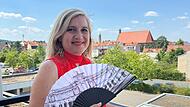Luftige, kühle Kleidung und ein Fächer dürfen bei Melanie Huml im Sommer nicht fehlen.