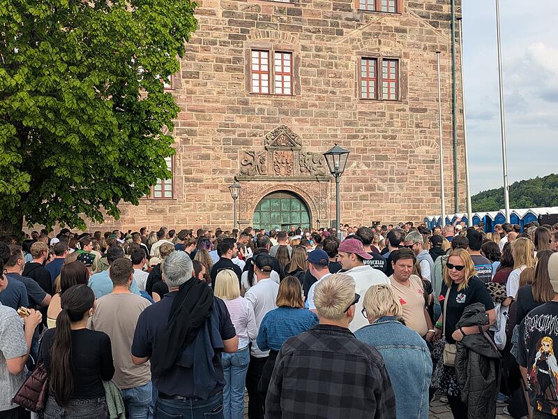 Um 18.30 Uhr warten schon Hunderte Fans auf Einlass. Sie wollen Joko & Claas sehen - und gewinnen.