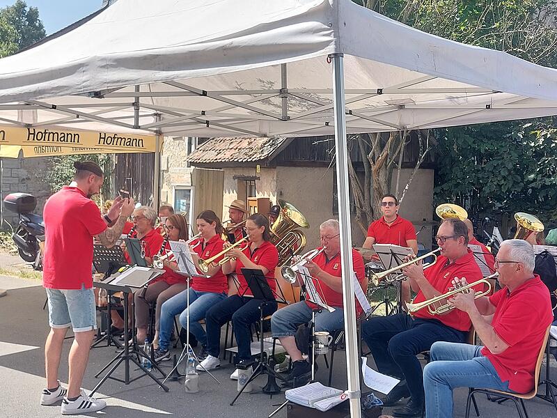 Blasmusik spielt zum Jubiläum in Ailsbach auf. Blasmusik spielt zum Jubiläum in Ailsbach auf.