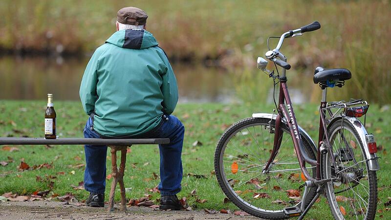Oft versuchen Alkoholiker ihre Sucht zu verbergen.