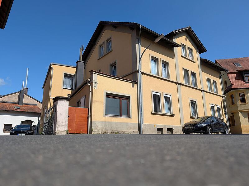 Immer wieder werden Häuser zwangsversteigert, wie das Objekt in der Torstraße in Forchheim. Für Kaufinteressenten könnten echte Schnäppchen dabei sein.