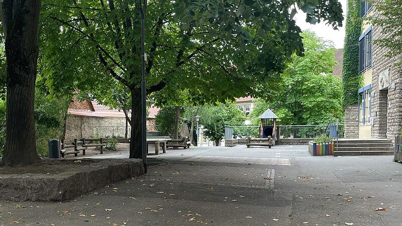 Der Pausenhof der St.-Hedwig-Grundschule in Kitzingen wurde zuletzt vor 30 Jahren umgestaltet. Der Pausenhof der St.-Hedwig-Grundschule in Kitzingen wurde zuletzt vor 30 Jahren umgestaltet. 