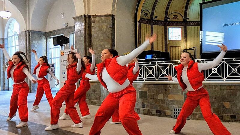 Junge Talente der DDC Factory, der Tanz- & Artistikschule in Schweinfurt, zeigten ihr K&ouml;nnen im Rahmen der Siegerehrung von &bdquo;Jugend forscht&ldquo;.