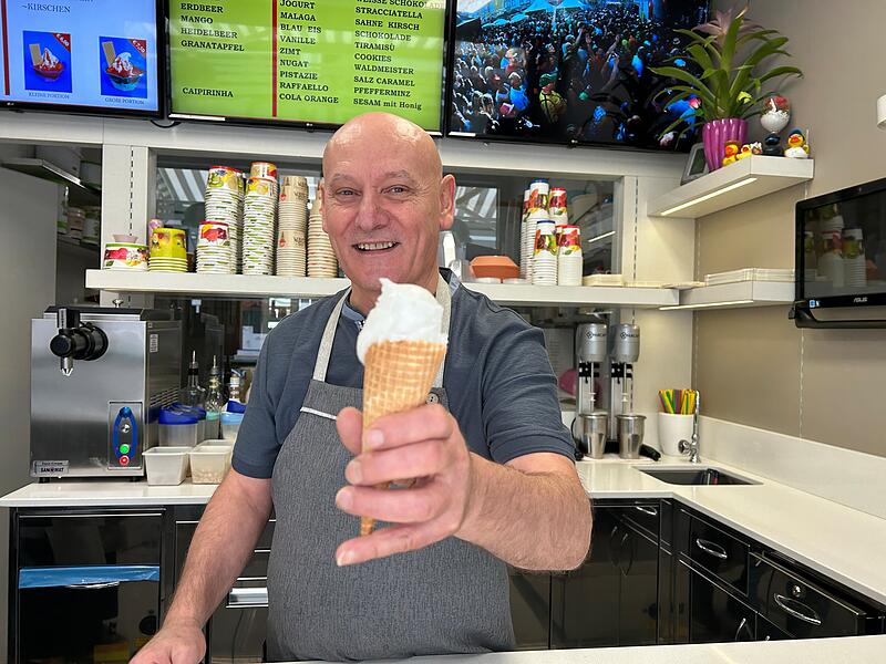 Mit Vorsicht zu genie&szlig;en! Guido Michielin hat wieder Caipirinha-Eis im Angebot.