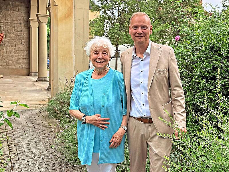 Elisabeth Raudszus feierte k&uuml;rzlich in Ha&szlig;furt ihren 95. Geburtstag. Zu den Gratulanten z&auml;hlte auch B&uuml;rgermeister Michael Schlegelmilch. Christian Licha