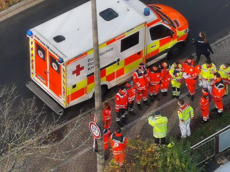 Besprechung der Einsatzkräfte vor Ort Besprechung der Einsatzkräfte vor Ort