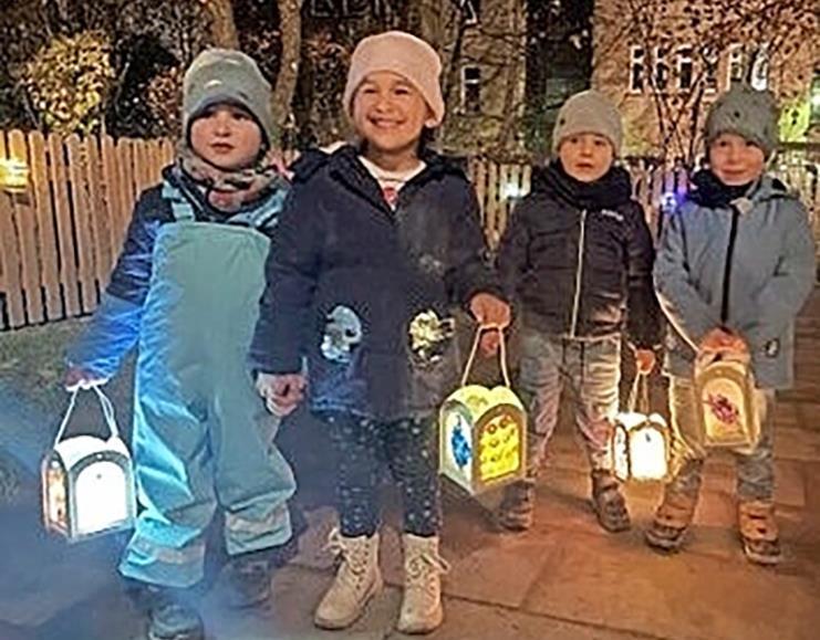 Beim Martinszug leuchteten die Kinderaugen. Beim Martinszug leuchteten die Kinderaugen.