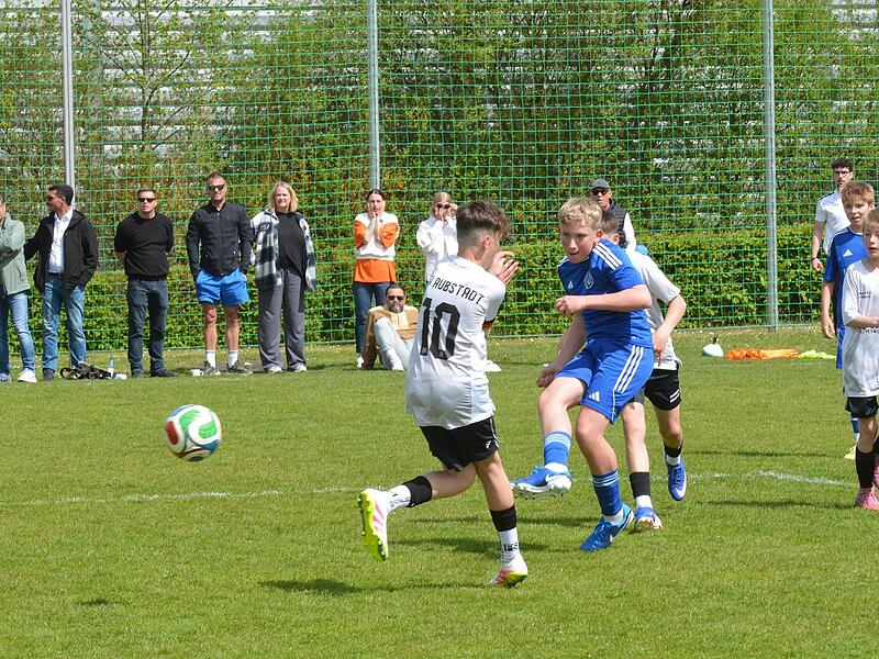 Maximilian Hastreiter (in Blau) steuerte ein Tor zum 2:1-Heimsieg der SG Bad Kissingen gegen den TSV Aubstadt bei.