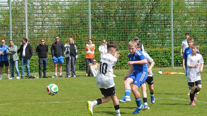 Maximilian Hastreiter (in Blau) steuerte ein Tor zum 2:1-Heimsieg der SG Bad Kissingen gegen den TSV Aubstadt bei.