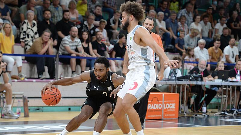 Bayreuths Brandon Childress (links) zieht gegen den Nürnberger Sheldon Eberhardt zum Korb. Bayreuths Brandon Childress (links) zieht gegen den Nürnberger Sheldon Eberhardt zum Korb.