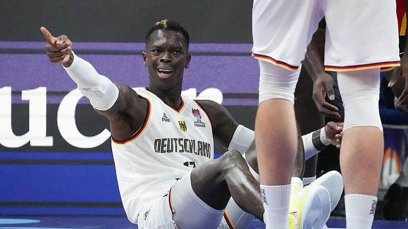 Dennis Schröder und das deutsche Team war nach der Niederlage gegen Spanien am Boden. Doch am Sonntag will die Mannschaft wieder aufstehen und die Bronzemedaille einfahren. Dennis Schröder und das deutsche Team war nach der Niederlage gegen Spanien am Boden. Doch am Sonntag will die Mannschaft wieder aufstehen und die Bronzemedaille einfahren.