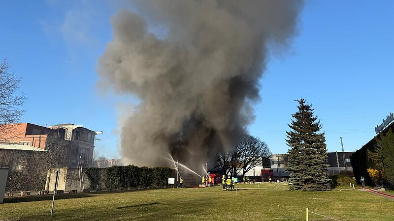 Ein Gro&szlig;brand beim Recyclinghof Fritsche sorgte am Freitagnachmittag, 4. April 2025, f&uuml;r einen Gro&szlig;einsatz der Feuerwehr.  Eine dichte Rauchs&auml;ule war weithin sichtbar und sorgte f&uuml;r Aufsehen in der Umgebung.