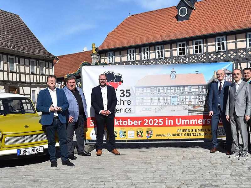 Freuen sich auf die gemeinsame Wiedervereinigungsfeier (von links): die Landräte Robert Sesselmann (Sonneberg), Sven Gregor (Hildburghausen), Sebastian Straubel (Coburg), Wilhelm Schneider (Haßberge), 2. Bürgermeister Hans-Herbert Hartan und Bürge...