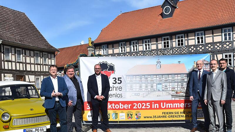 Freuen sich auf die gemeinsame Wiedervereinigungsfeier (von links): die Landräte Robert Sesselmann (Sonneberg), Sven Gregor (Hildburghausen), Sebastian Straubel (Coburg), Wilhelm Schneider (Haßberge), 2. Bürgermeister Hans-Herbert Hartan und Bürge... Freuen sich auf die gemeinsame Wiedervereinigungsfeier (von links): die Landräte Robert Sesselmann (Sonneberg), Sven Gregor (Hildburghausen), Sebastian Straubel (Coburg), Wilhelm Schneider (Haßberge), 2. Bürgermeister Hans-Herbert Hartan und Bürge...