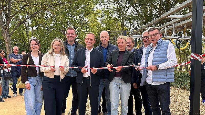 Mehrgenerationenpark Hammelburg Einweihung mit Banddurchschneiden