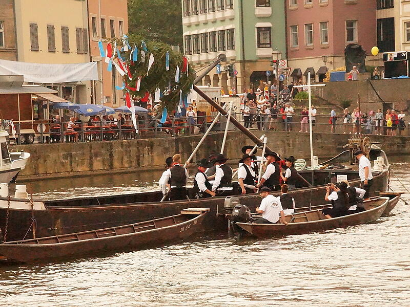 Kirchweihbaum im WasserSandkerwa: Königsschießen und Kirchweihbaum-Aufstellen