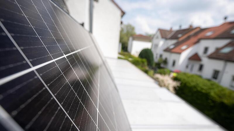 Ein Balkonkraftwerk hängt an einem Balkon. Die Nachfrage nach der eigenen Solaranlage auf dem Dach ist in Deutschland sprunghaft gestiegen.