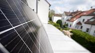 Ein Balkonkraftwerk hängt an einem Balkon. Die Nachfrage nach der eigenen Solaranlage auf dem Dach ist in Deutschland sprunghaft gestiegen.