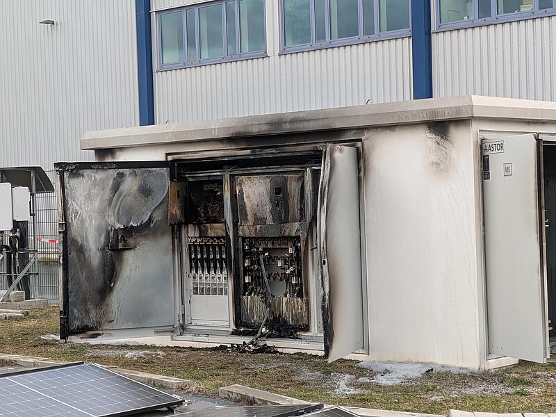 Bei Forchheim kam es am Vormittag zu einem gro&szlig;en Feuerwehreinsatz. An einer PV-Anlage brannte der &Uuml;bergabekasten.