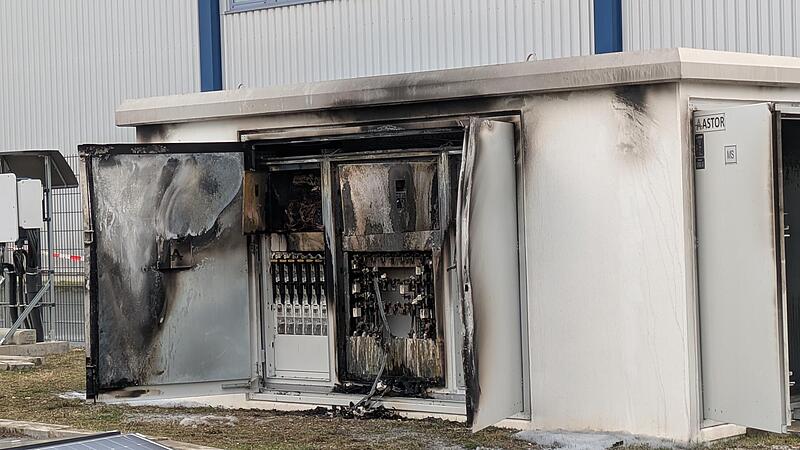 Bei Forchheim kam es am Vormittag zu einem gro&szlig;en Feuerwehreinsatz. An einer PV-Anlage brannte der &Uuml;bergabekasten.