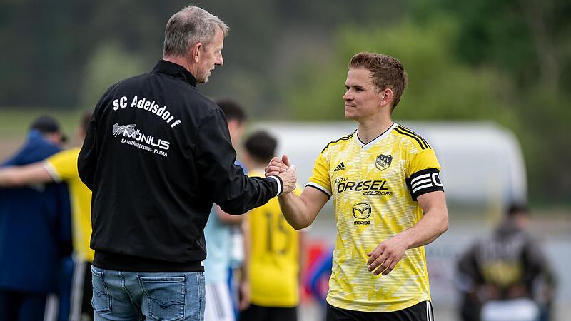 Drei Spiele, drei Siege, 14:0 Tore: Der SC Adelsdorf um Trainer Normann Wagner und Felix Lausen (rechts) ist das Team der Stunde in der Bezirksliga Nord.