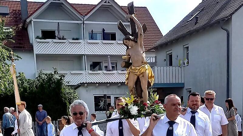 Kräftige Männer des Adelsdorfer Krieger- und Kameradschaftsvereins trugen die Statue des Heiligen Sebastians. Kräftige Männer des Adelsdorfer Krieger- und Kameradschaftsvereins trugen die Statue des Heiligen Sebastians.