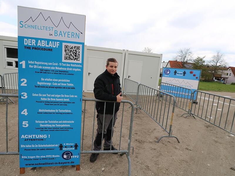 Drei weiße Container-Häuschen samt Absperrung stehen bereit.Forchheim & Fränkische Schweiz