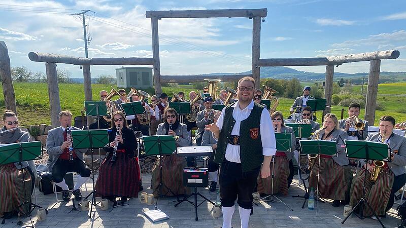 Bereits gut aufeinander eingespielt ist die Spielgemeinschaft Schondra-Schönderling. Unser Foto zeigt sie bei einem Auftritt in der Herzi-Alm in Schondra mit dem Schönderlinger Dirigenten Christian Gerlach.
