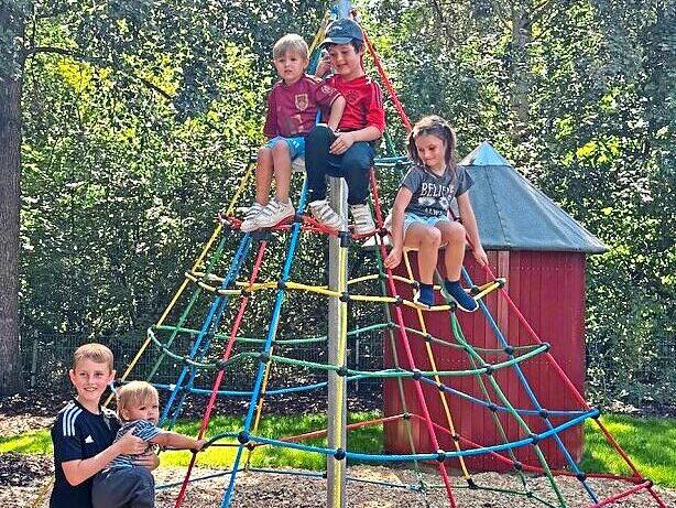 Der Kletterturm auf dem Spielplatz an der Eichholzstraße in Niederndorf stammt aus dem Lager des Bauhofs. Er wurde sofort erobert von Lio und Paul (unten, von links) sowie Carlo, Theo und Anni (oben, von links).Forchheim & Fränkische Schweiz Der Kletterturm auf dem Spielplatz an der Eichholzstraße in Niederndorf stammt aus dem Lager des Bauhofs. Er wurde sofort erobert von Lio und Paul (unten, von links) sowie Carlo, Theo und Anni (oben, von links).