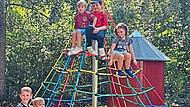 Der Kletterturm auf dem Spielplatz an der Eichholzstraße in Niederndorf stammt aus dem Lager des Bauhofs. Er wurde sofort erobert von Lio und Paul (unten, von links) sowie Carlo, Theo und Anni (oben, von links).Forchheim & Fränkische Schweiz Der Kletterturm auf dem Spielplatz an der Eichholzstraße in Niederndorf stammt aus dem Lager des Bauhofs. Er wurde sofort erobert von Lio und Paul (unten, von links) sowie Carlo, Theo und Anni (oben, von links).
