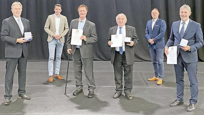 Landrat Klaus L&ouml;ffler (links) gratulierte (von links, mit Urkunden) Hans-Peter Laschka, Heinz Hausmann und Gerhard Wunder zu den hohen Auszeichnungen. Mit im Bild: Oliver Plewa, Erster B&uuml;rgermeister des Marktes Mitwitz (hintere Reihe, links) und Frank Hauck, zweiter B&uuml;rgermeister des Marktes Steinwiesen (hinten rechts).
