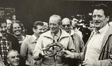 Altbundespr&auml;sident Carl Carstens wanderte 1986 von Coburg zur Alexandrinenh&uuml;tte.